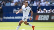 Javier Hernández marcó en el Clásico de 'El Tráfico'