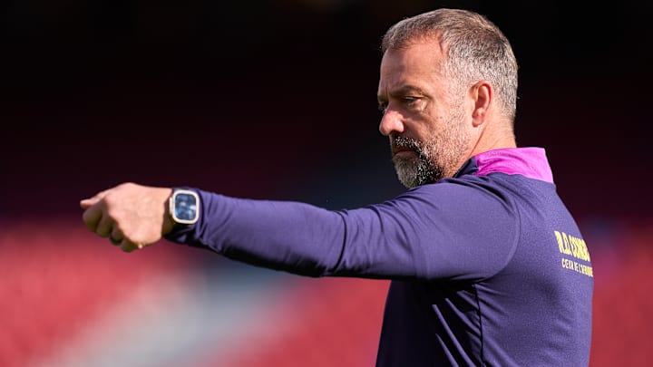 Hansi Flick en aurait marre de deux joueurs. Hansi Flick en aurait marre de deux joueurs.