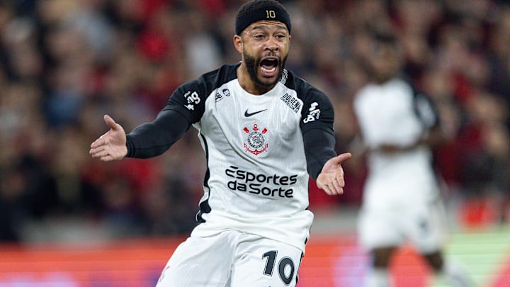 Memphis Depay ainda não estará à disposição para o duelo entre Corinthians e Bragantino