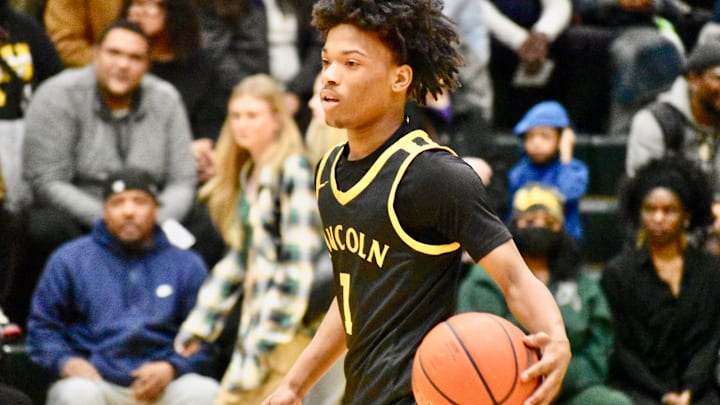 O'Shea Lamar and Lincoln of Tacoma play Garfield in a Class 3A regional contest in Bellevue.