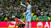 Rafael pegou um dos pênaltis do Atlético Nacional no jogo
