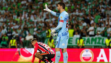 Rafael pegou um dos pênaltis do Atlético Nacional no jogo