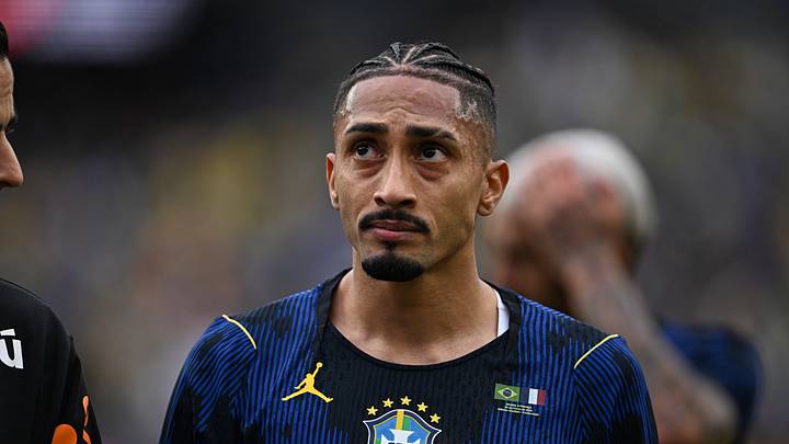 Raphinha sentiu e foi substituído no intervalo contra a França
