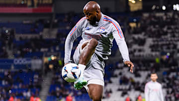 Moussa Dembele topla ısınıyor.