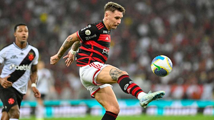 Guillermo Varela perdeu espaço desde a chegada do técnico Filipe Luís Guillermo Varela perdeu espaço desde a chegada do técnico Filipe Luís