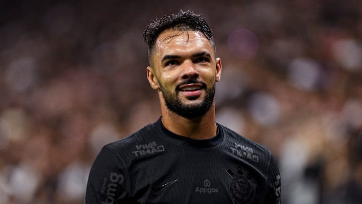 De volta aos trabalhos com bola, Raniele pode ser novidade no Timão para domingo (21) De volta aos trabalhos com bola, Raniele pode ser novidade no Timão para domingo (21)