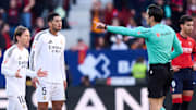 Jude Bellingham y Luka Modrić discuten con el árbitro José Luis Munuera Montero