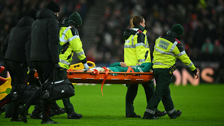 Wataru Endo wird auf einer Trage vom Feld gebracht