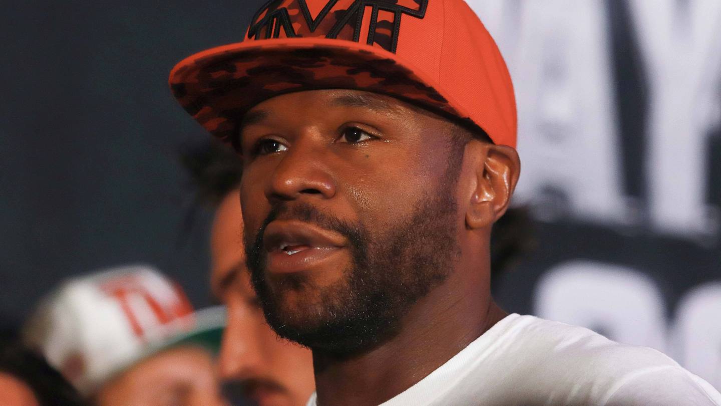 Floyd Mayweather Looking To Purchase Stake In Historic NFL Team