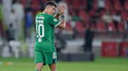 Roberto Firmino tribünleri alkışlıyor.