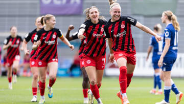 Pia-Sophie Wolter (vorne) jubelt im Trikot der Eintracht.