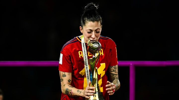 Jennifer Hermoso besando la Copa del Mundo que ganó junto a la selección de España