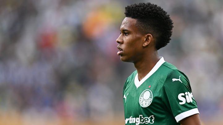 Vendido ao Chelsea, Estêvão vive os últimos dias com a camisa palmeirense Vendido ao Chelsea, Estêvão vive os últimos dias com a camisa palmeirense