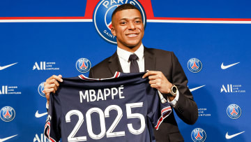 Mbappé con la camiseta de su renovación