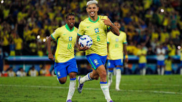 Bruno Guimarães foi destaque do Brasil no duelo contra o Chile