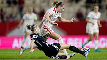 Sydney Lohmann (in weiß) im Duell mit Leah Williamson