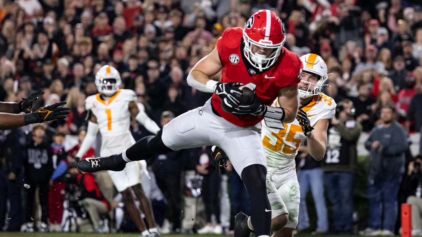 College football rankings: Projected AP Top 25 after Georgia downs Tennessee, Oregon survives in Week 12