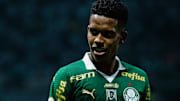 Estevão é titular absoluto do Palmeiras e estará à disposição para enfrentar o Corinthians