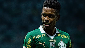 Estevão é titular absoluto do Palmeiras e estará à disposição para enfrentar o Corinthians