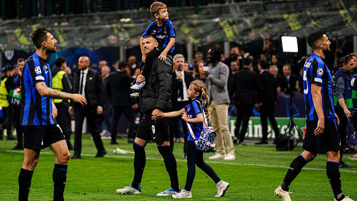 Edin Dzeko çocuklarıyla kutlamada.