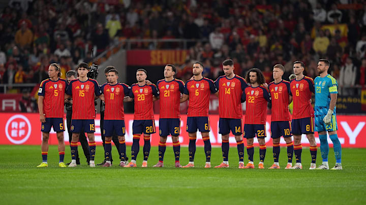 España definirá su futuro en el último partido del grupo ante Uruguay, que se jugará en el estadio de Guadalajara, donde el segundo lugar enfrentará a Argentina en los 16vos de Final. España definirá su futuro en el último partido del grupo ante Uruguay, que se jugará en el estadio de Guadalajara, donde el segundo lugar enfrentará a Argentina en los 16vos de Final.