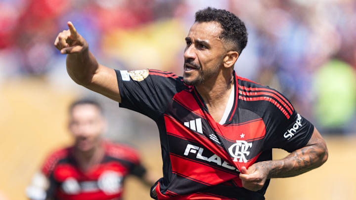Flamengo, de Danilo, está garantido nas oitavas de final Flamengo, de Danilo, está garantido nas oitavas de final