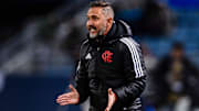 Técnico Vítor Pereira precisa definir substituto de Gerson