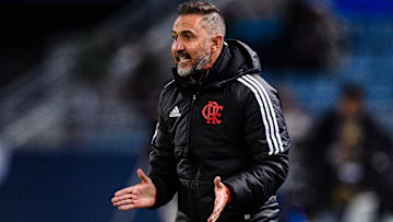 Técnico Vítor Pereira precisa definir substituto de Gerson