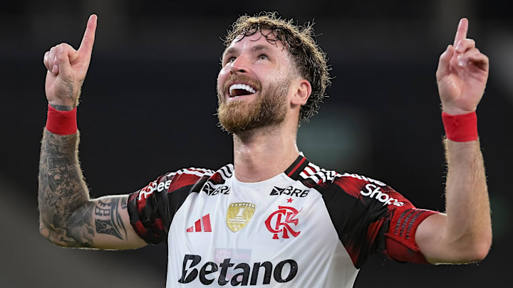 Sob o olhar atento de Ancelotti, Léo Pereira marcou de falta o segundo gol do Flamengo no 3 a 0 sobre o Botafogo