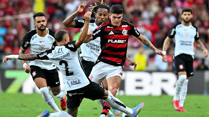 Flamengo e Corinthians disputam o primeiro título da temporada no Brasil 