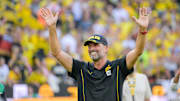 Klopp lässt sich von den BVB-Fans - wohl zum letzten Mal - feiern.