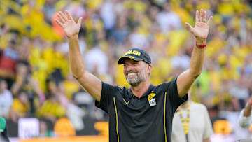 Klopp lässt sich von den BVB-Fans - wohl zum letzten Mal - feiern.