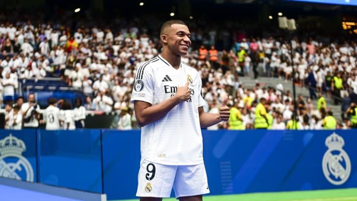 Kylian Mbappé ya posa oficialmente con la camiseta del Real Madrid