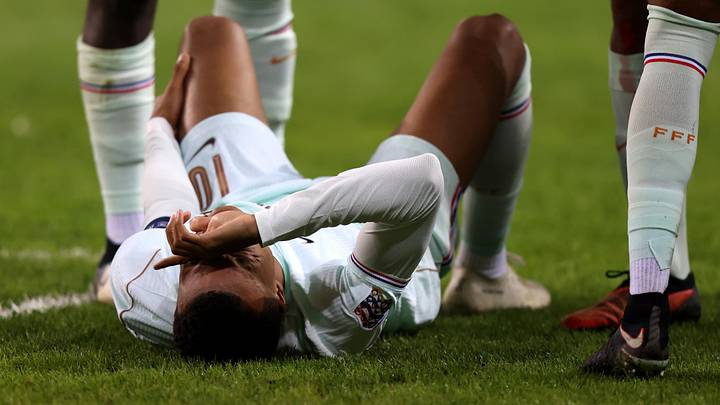 Kylian Mbappe hat sich gegen die Türkei verletzt Kylian Mbappe hat sich gegen die Türkei verletzt
