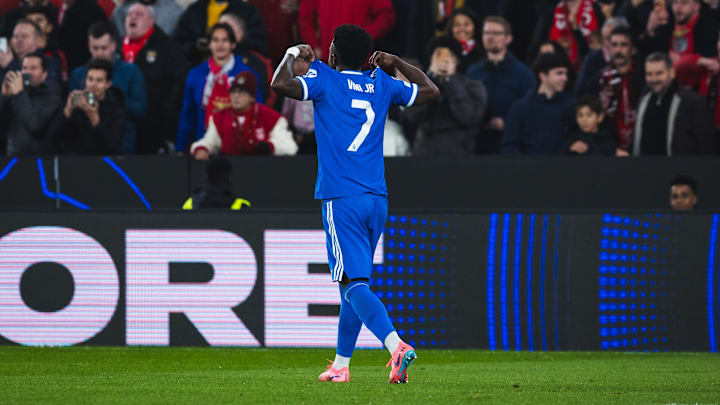 Des supporters de Benfica ont réalisé des gestes racistes envers Vinicius Jr.