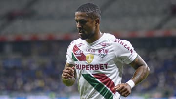 Douglas Costa realizou 10 jogos pelo Brasileirão, mas perdeu espaço no Fluminense