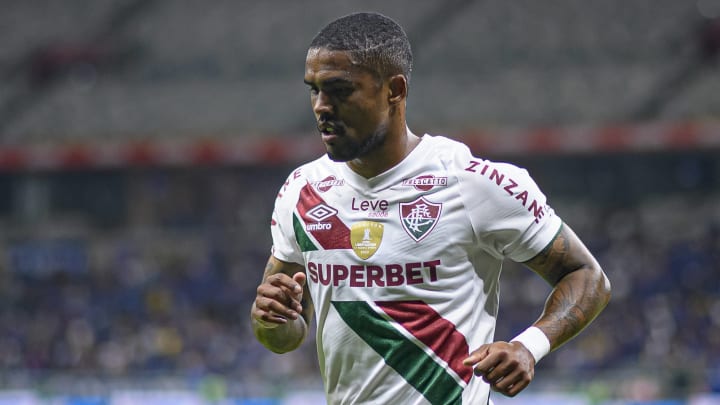 Douglas Costa realizou 10 jogos pelo Brasileirão, mas perdeu espaço no Fluminense