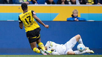Carney Chukwuemeka (l.) gegen Oliver Baumann: Die Aufreger-Szene des 31. Spieltags