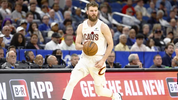 Dean Wade (32) dribbles down the court