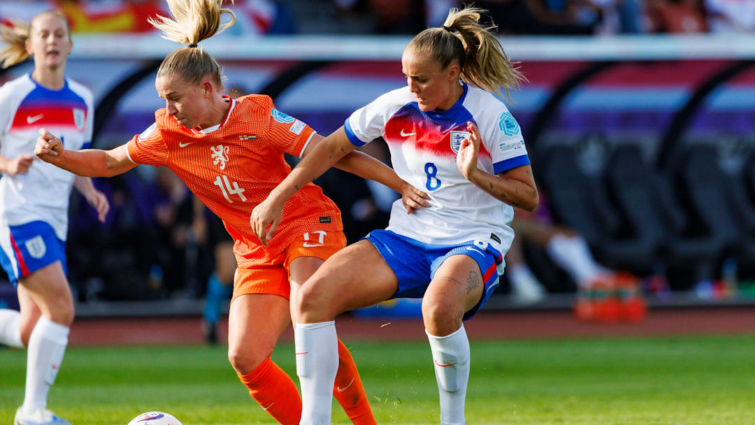 Bayern-Star Georgia Stanway (rechts) im Duell mit Jackie Groenen Bayern-Star Georgia Stanway (rechts) im Duell mit Jackie Groenen