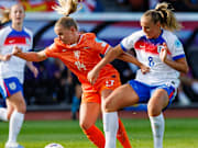 Bayern-Star Georgia Stanway (rechts) im Duell mit Jackie Groenen