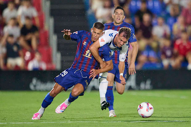 CD Eldense striker Alan Godo