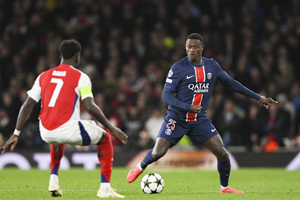 Bukayo Saka closes down Nuno Mendes