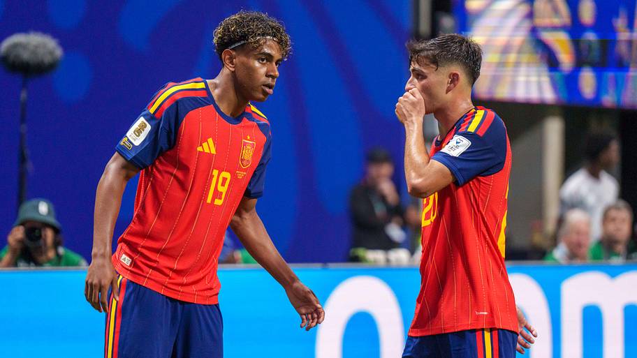 Lamine Yamal and Pedri discuss tactics during Spain’s draw with Cabo Verde.