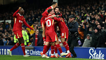 El Liverpool igualó 2-2 con Everton en un duelo que acabó muy caliente y con expulsados