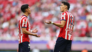 José Castillo y Chiquete Orozco, quien no supo marcar al brasileño Rodrigo Dourado en el tanto de la derrota