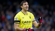 Avec quatre buts encaissés et un CSC la performance d'Emiliano Martinez n'est pas passée inaperçue sur Twitter 