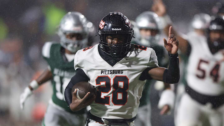 Pittsburg senior running back and Washington State commit Jamar Searcy holds up his finger while scoring a 15-yard touchdown run on the first play of the second quarter. It was his team's only score in a 10-7 loss to De La Salle in the North Coast Section Open Division title game at Diablo Valley College. 11/22/2024. Friday, the Pirates play San Ramon Valley for the NCS D1 title. 