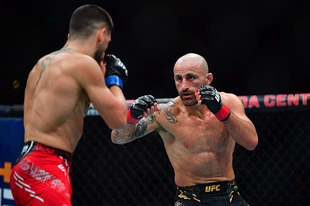 Alexander Volkanovski fighting Ilia Topuria
