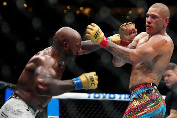 Alex Pereira fights Khalil Rountree Jr. in a light heavyweight title bout during UFC 307 at Delta Center. 